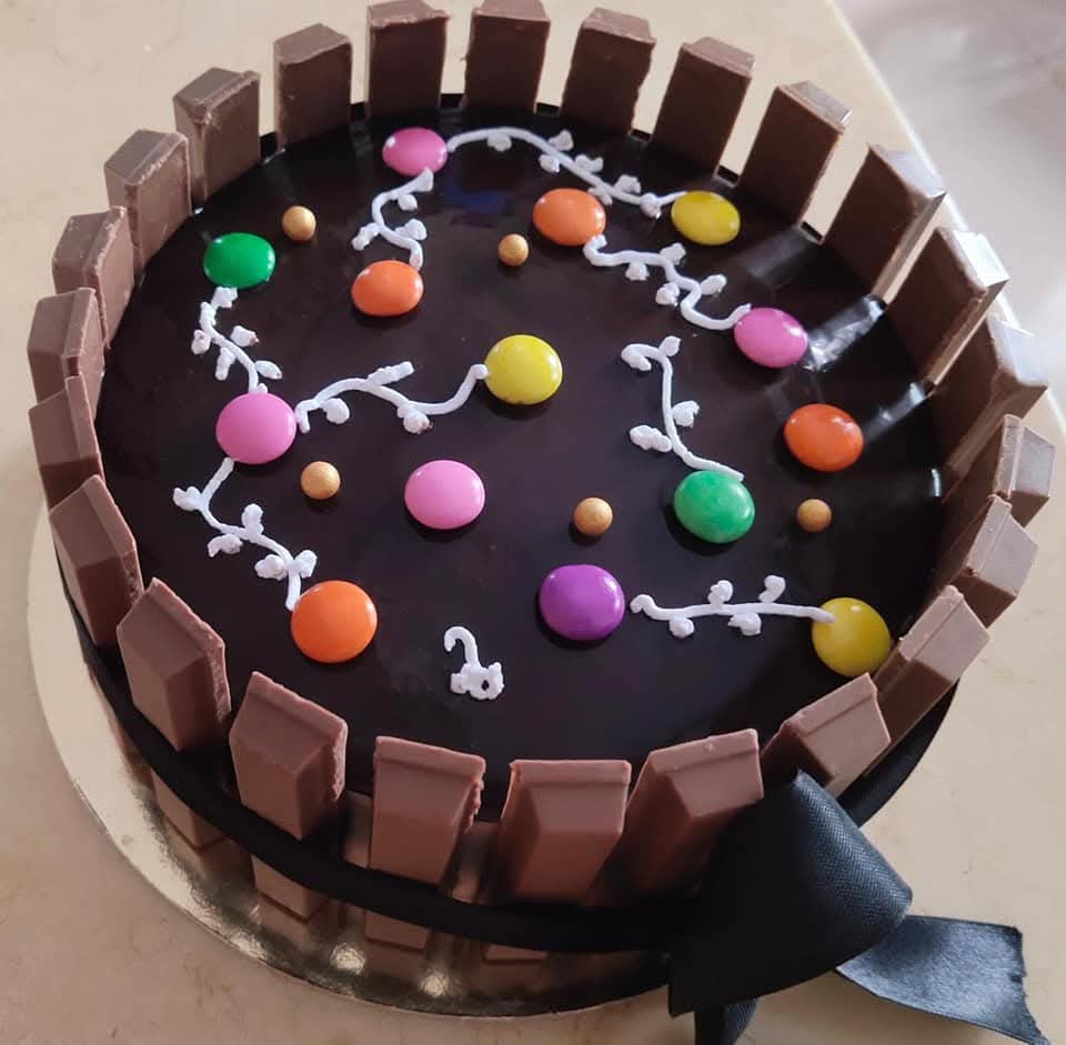 KITKAT CHOCOLATE BIRTHDAY CAKE